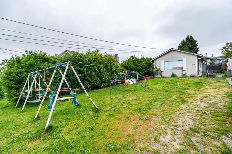 2233 EDINBURGH STREET - photo 3 of 39