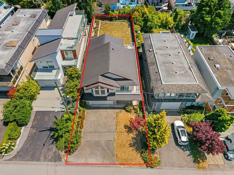 952 KENT STREET - photo 3 of 29