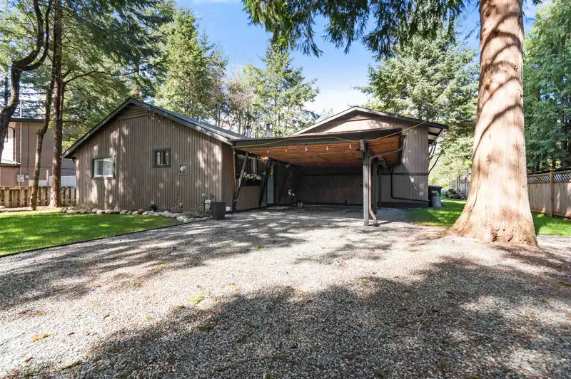 30 ROBERTSON CRESCENT - photo 3 of 34