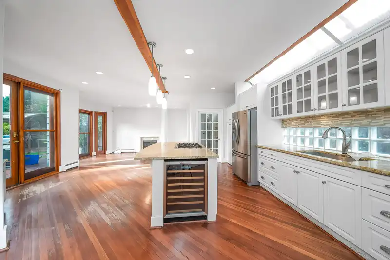 992 3RD STREET - photo 2 of 32