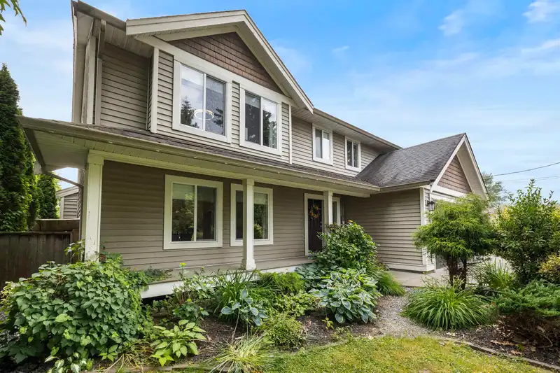 21670 MAXWELL CRESCENT - photo 3 of 40
