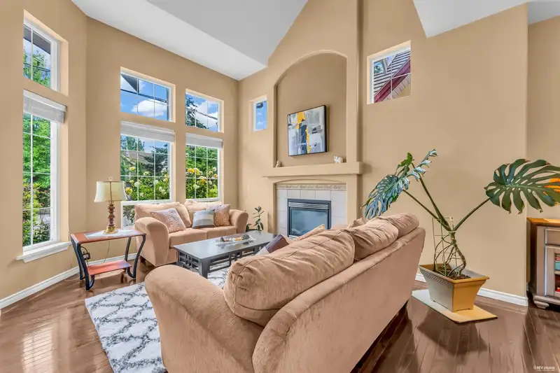 15353 36 AVENUE - photo 4 of 40
