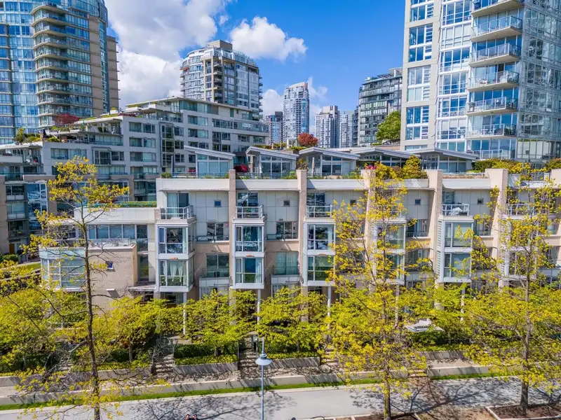 321 1228 MARINASIDE CRESCENT - photo 3 of 40