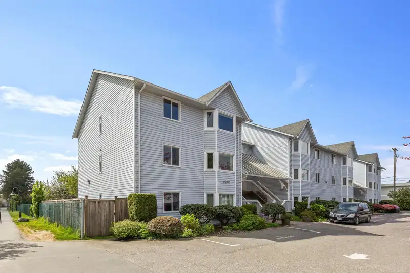 4 20810 56 AVENUE - photo 1 of 29
