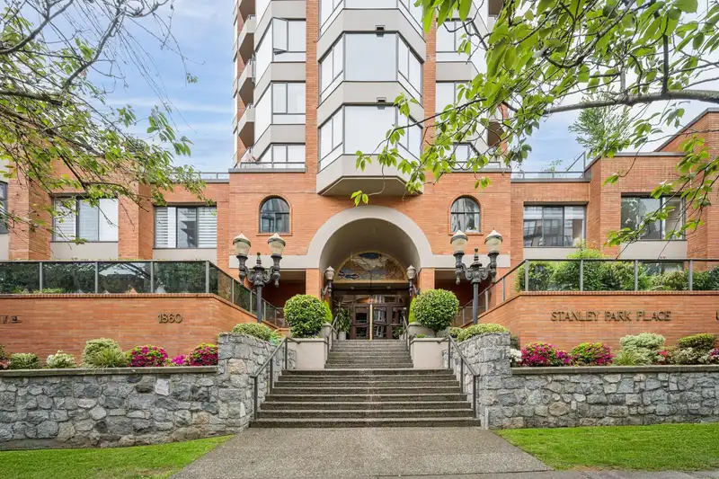 204 1860 ROBSON STREET - photo 2 of 33