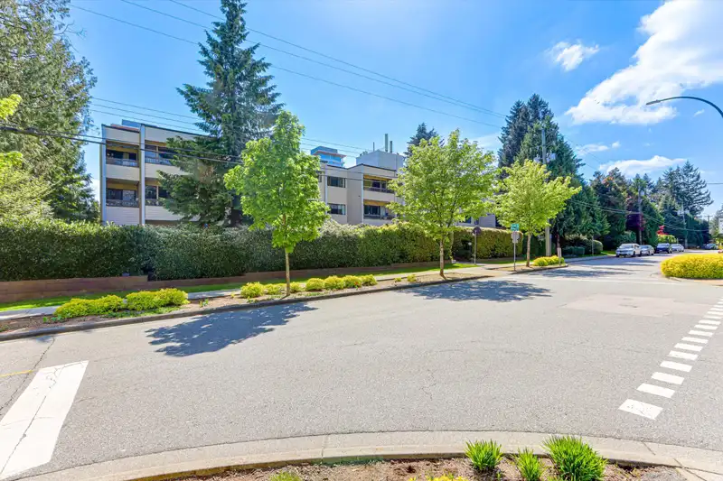 301 1048 KING ALBERT AVENUE - photo 3 of 33