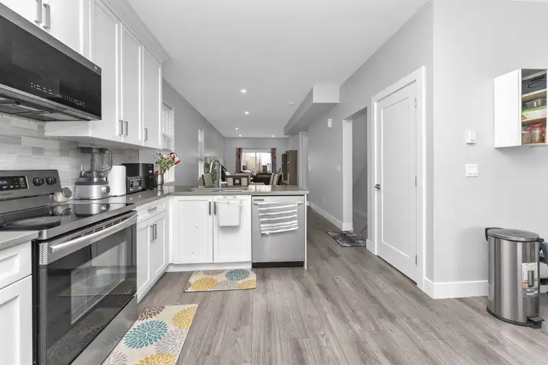 15 2530 JANZEN STREET - photo 4 of 30