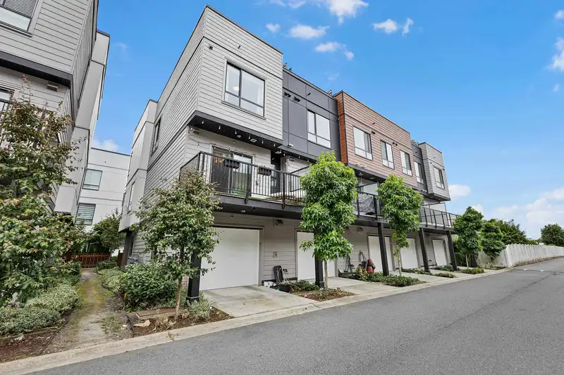 20 19749 55 AVENUE - photo 1 of 31