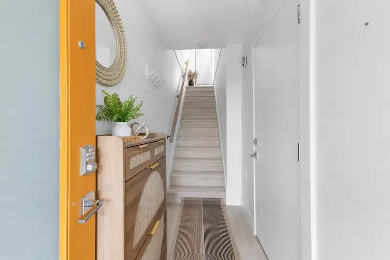20 19749 55 AVENUE - photo 2 of 31