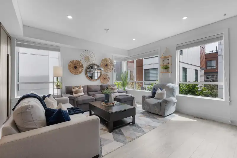 20 19749 55 AVENUE - photo 3 of 31