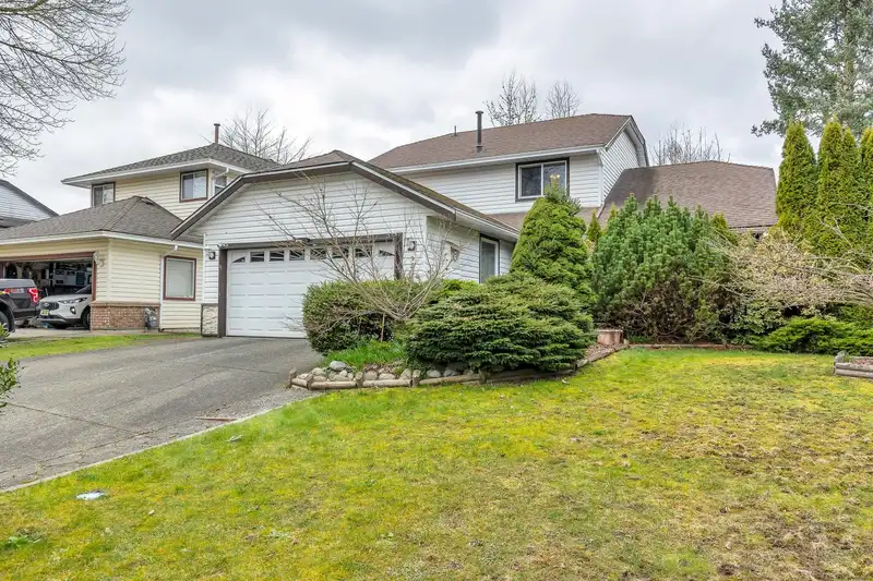 9505 161 STREET - photo 3 of 40