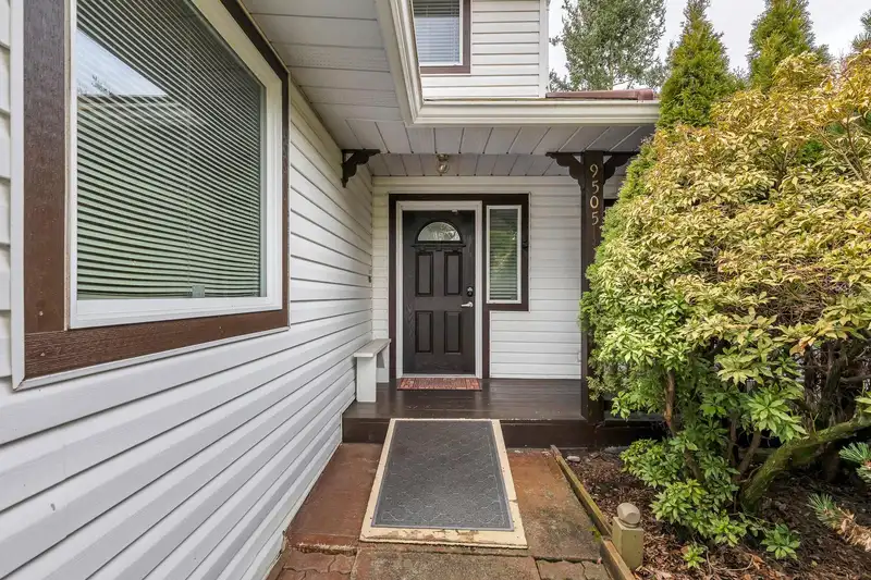 9505 161 STREET - photo 4 of 40
