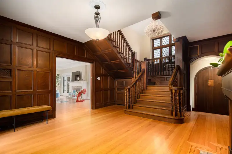 1678 SOMERSET CRESCENT - photo 4 of 40