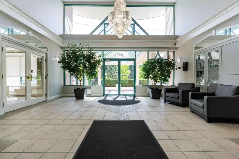1605 3071 GLEN DRIVE - photo 3 of 38