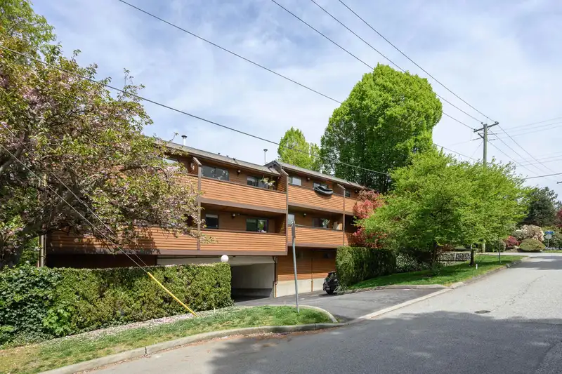 3201 LONSDALE AVENUE - photo 1 of 36