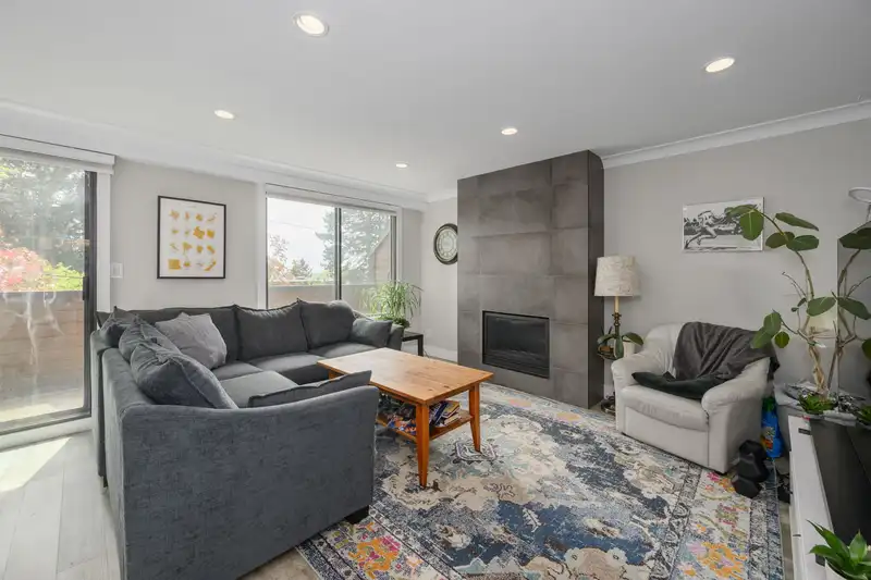 3201 LONSDALE AVENUE - photo 3 of 36