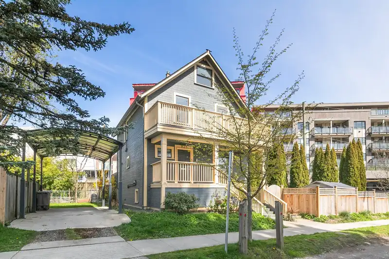 925 E 19TH AVENUE - photo 2 of 40