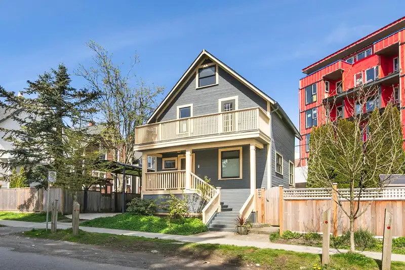 925 E 19TH AVENUE - photo 3 of 40
