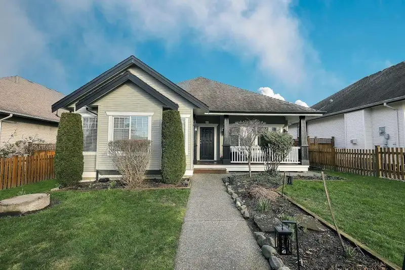 6842 184TH STREET - photo 2 of 39