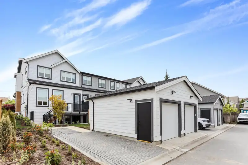 20963 83 AVENUE - photo 4 of 37