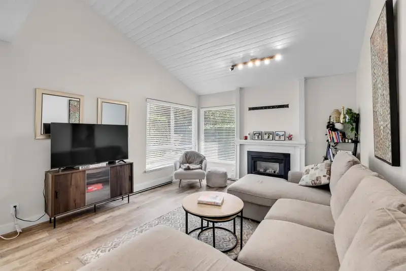 19211 FAIRWAY DRIVE - photo 4 of 27