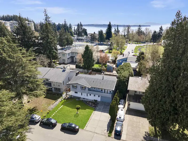 14704 16A AVENUE - photo 4 of 40