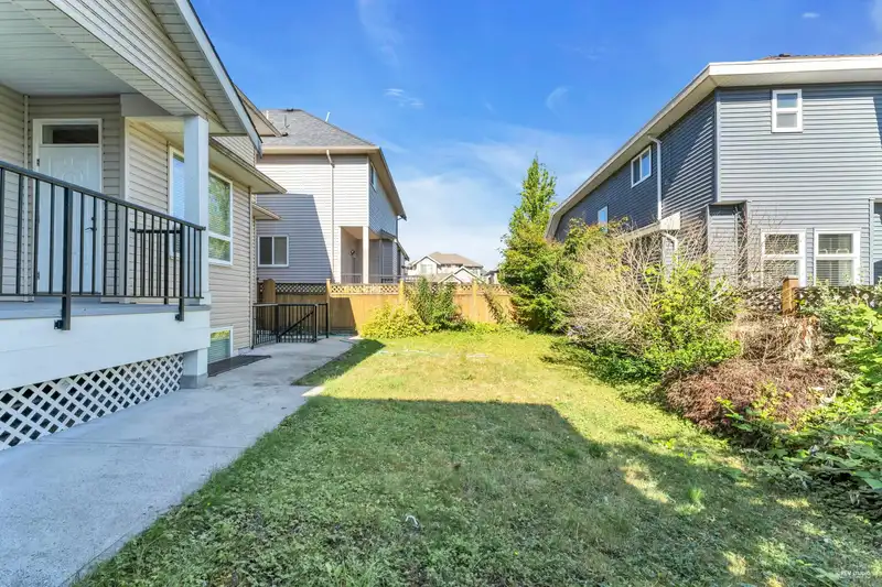 21019 80B AVENUE - photo 3 of 34