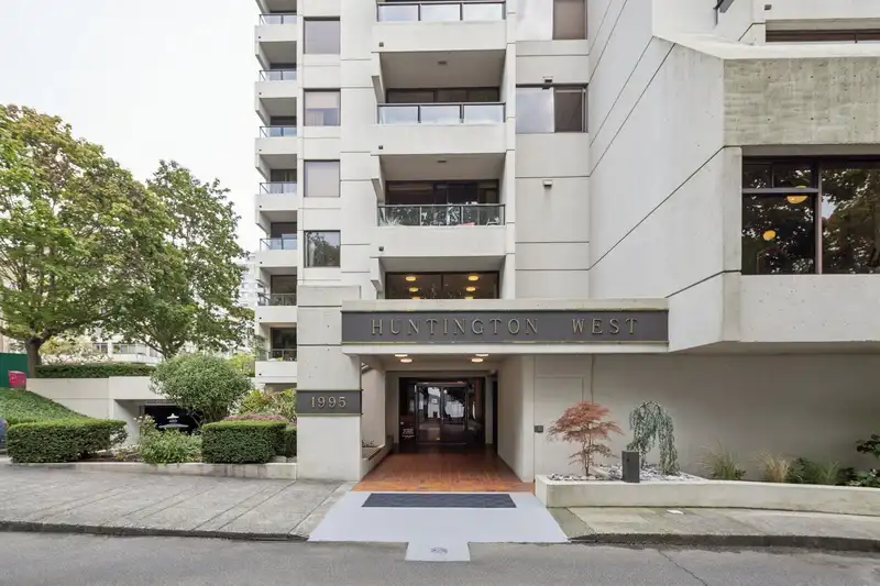 301 1995 BEACH AVENUE - photo 2 of 22