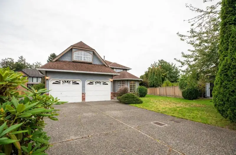 14370 83 AVENUE - photo 1 of 34
