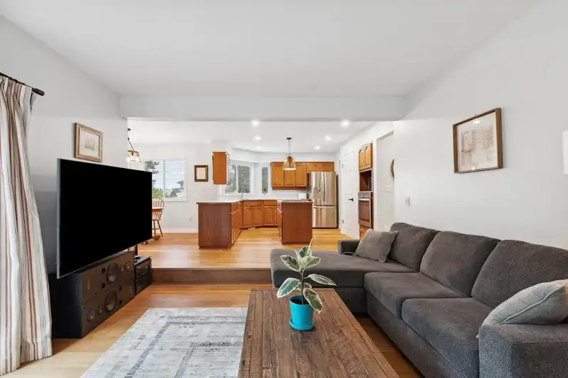 14370 83 AVENUE - photo 4 of 34