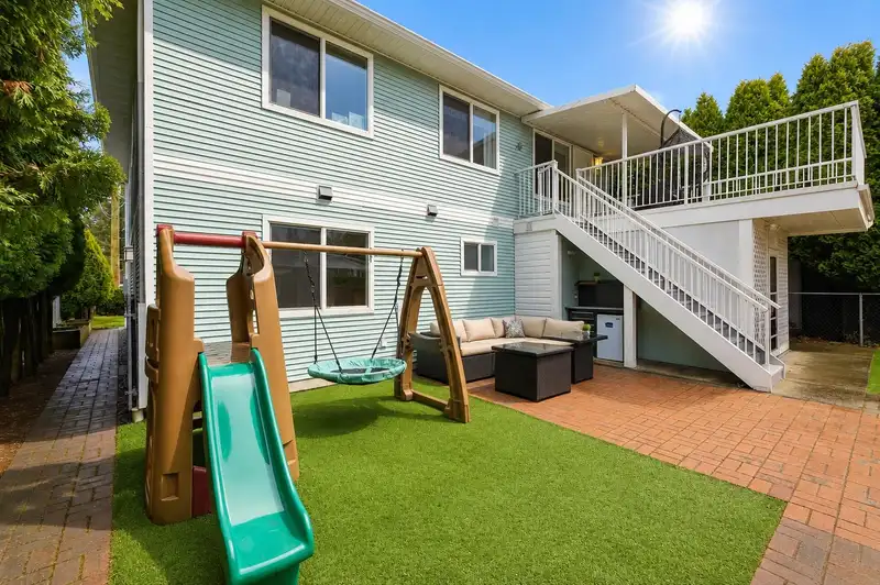 33477 7TH AVENUE - photo 3 of 39