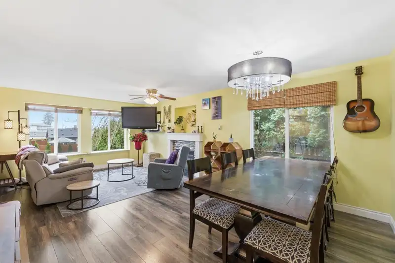 33477 7TH AVENUE - photo 4 of 39