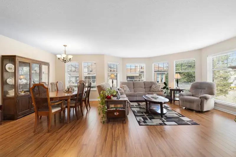 208 22611 116 AVENUE - photo 2 of 40