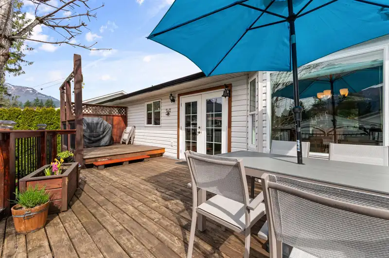 780 OLSON AVENUE - photo 4 of 39