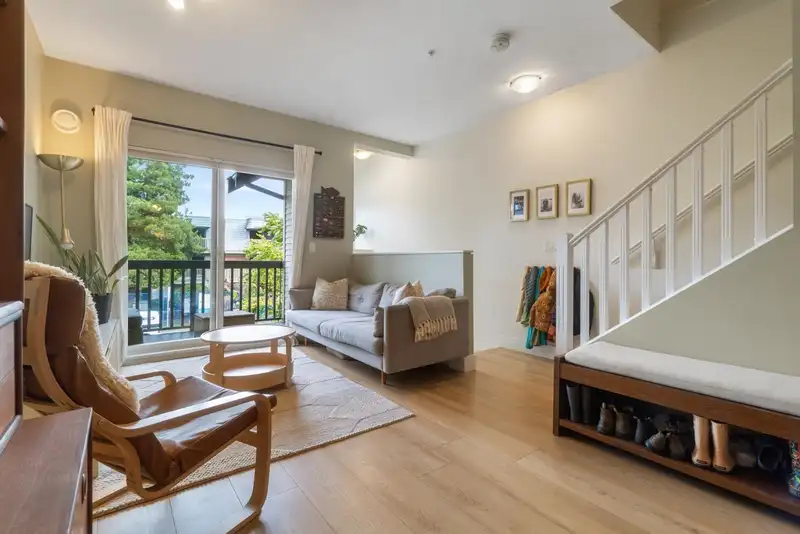 210 4458 ALBERT STREET - photo 2 of 35