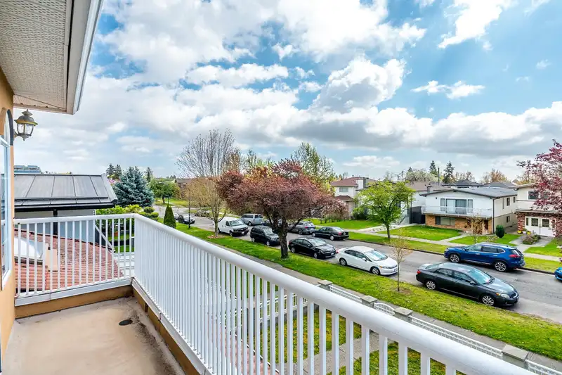 927 E 50TH AVENUE - photo 4 of 31