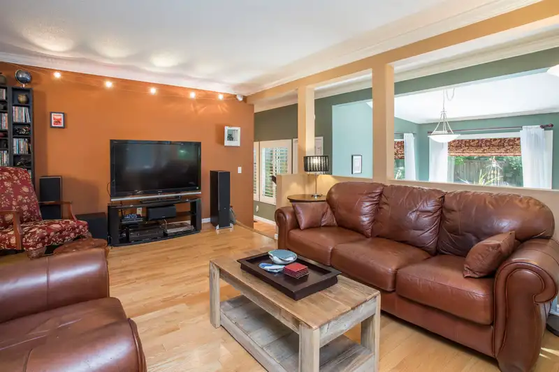 1989 CEDAR VILLAGE CRESCENT - photo 3 of 36