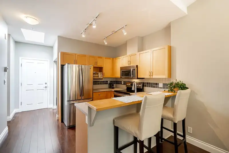 314 1675 W 10TH AVENUE - photo 2 of 22