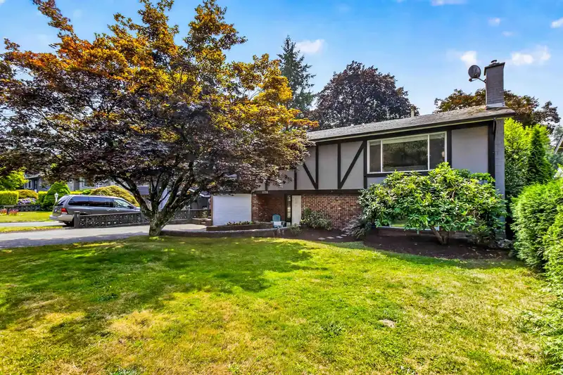 1138 LABURNUM AVENUE - photo 2 of 38