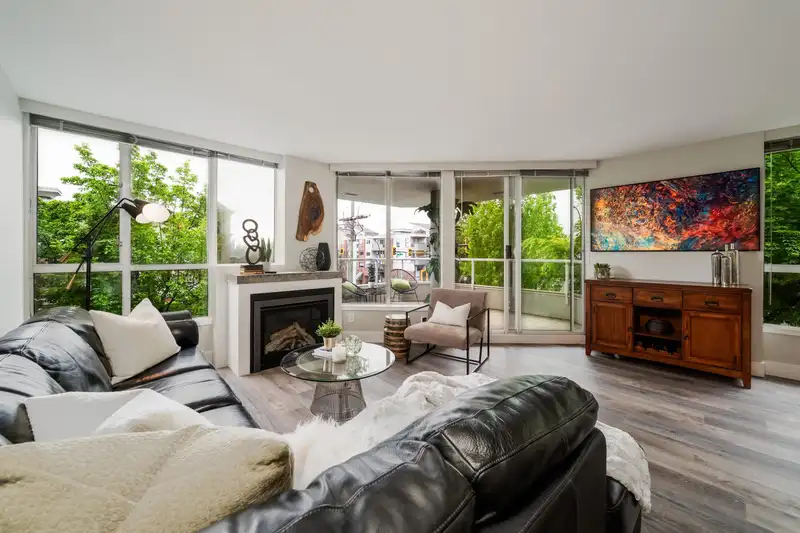 203 408 LONSDALE AVENUE - photo 3 of 36
