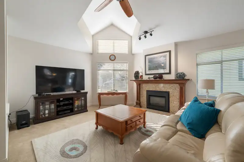 48 19649 53 AVENUE - photo 2 of 38
