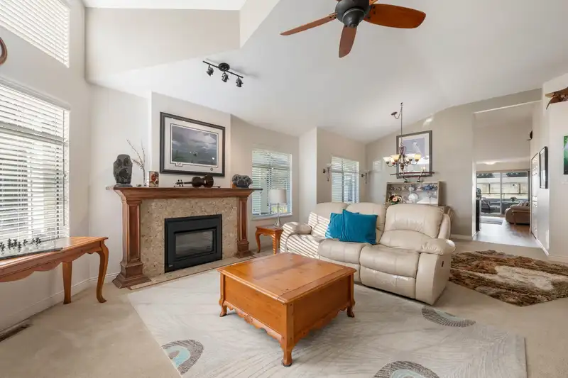 48 19649 53 AVENUE - photo 3 of 38