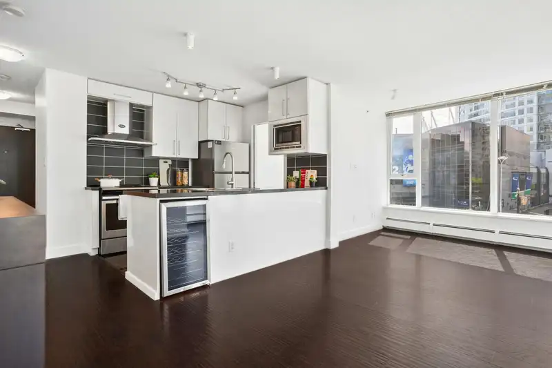 808 689 ABBOTT STREET - photo 3 of 34