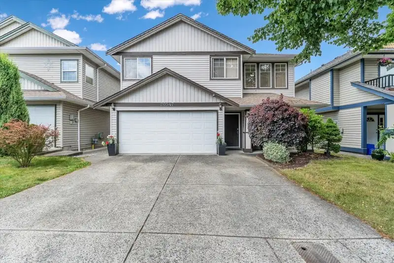 20547 118 AVENUE - photo 1 of 34
