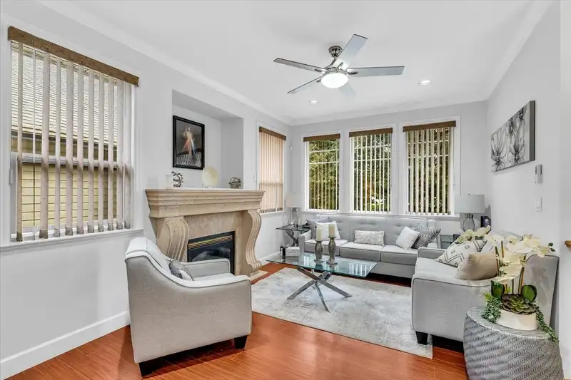 20547 118 AVENUE - photo 2 of 34