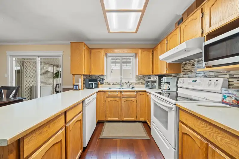 6 8078 KING GEORGE BOULEVARD - photo 4 of 32