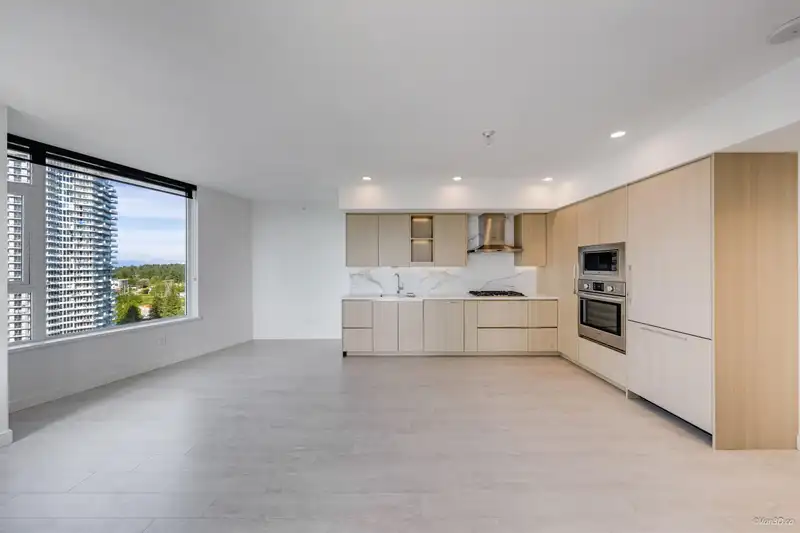 2404 9887 WHALLEY BOULEVARD - photo 4 of 38