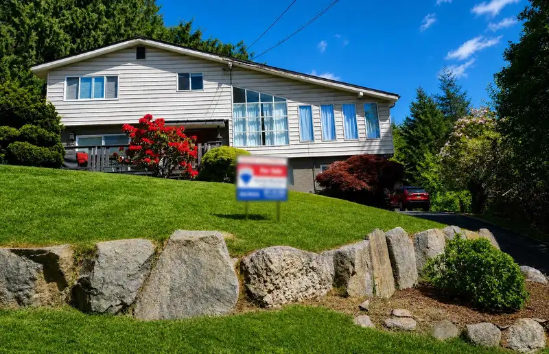 4898 SUNSHINE COAST HIGHWAY - photo 1 of 35