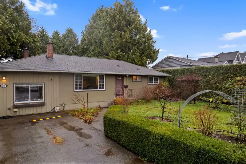 4921 44A AVENUE - photo 2 of 33