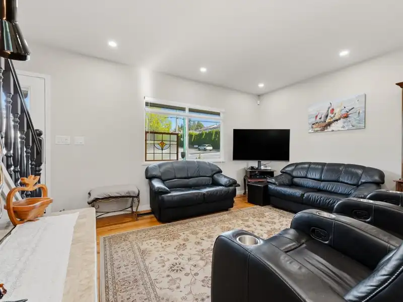 5987 BRANTFORD AVENUE - photo 4 of 36